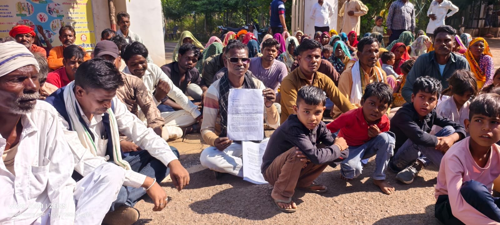 30 साल से वन भूमि पर काबिज सहरिया परिवारों पर बेदखली का संकट, कलेक्टर से वनाधिकार पट्टे की मांग / Shivpuri News