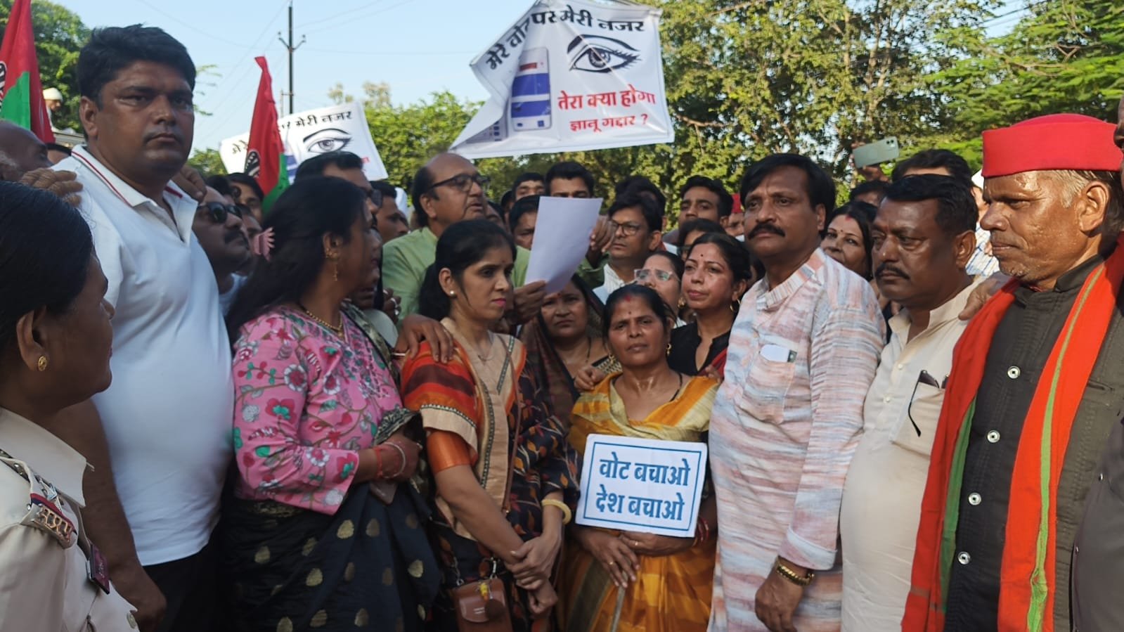 CEC ज्ञानेश कुमार के इस्तीफे की मांग को लेकर शिवपुरी में कांग्रेस-सपा का प्रदर्शन, गांधी आश्रम से कलेक्ट्रेट तक निकली रैली / Shivpuri News