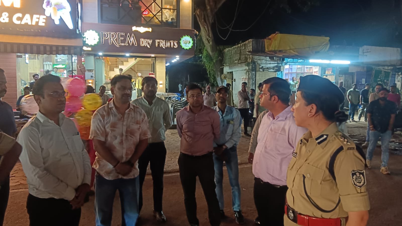 कलेक्टर-SP का शहर में औचक निरीक्षण: माधव चौक पर प्रेम स्वीट्स के स्टॉल हटवाए, दुकानदारों को दी सख्त चेतावनी / Shivpuri News