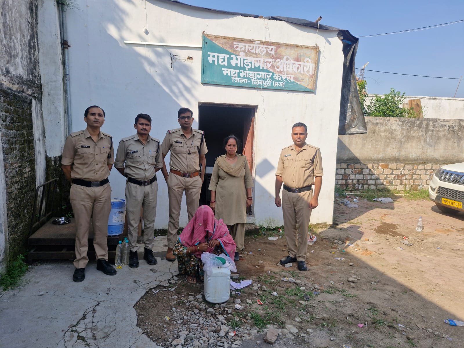 करेरा में आबकारी की दबिश: 15 लीटर हाथ भट्टी शराब के साथ महिला गिरफ्तार, मीना कंजर के खिलाफ आबकारी अधिनियम की धाराओं में प्रकरण दर्ज / Shivpuri News