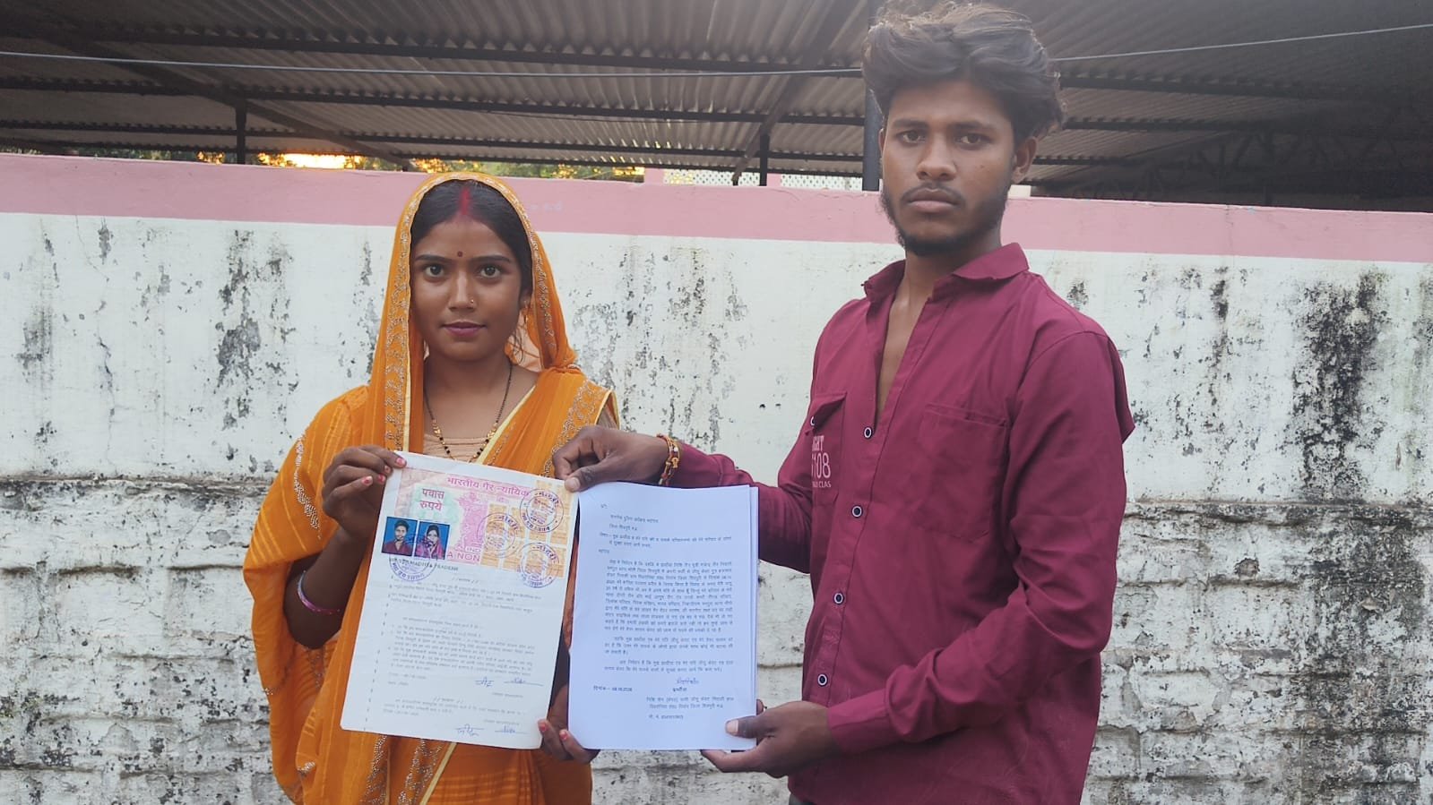 2 साल पहले स्कूल में हुई मुलाकात, बगीचा सरकार मंदिर में रचाई शादी; प्रेमी युगल ने SP से लगाई सुरक्षा की गुहार / Shivpuri News