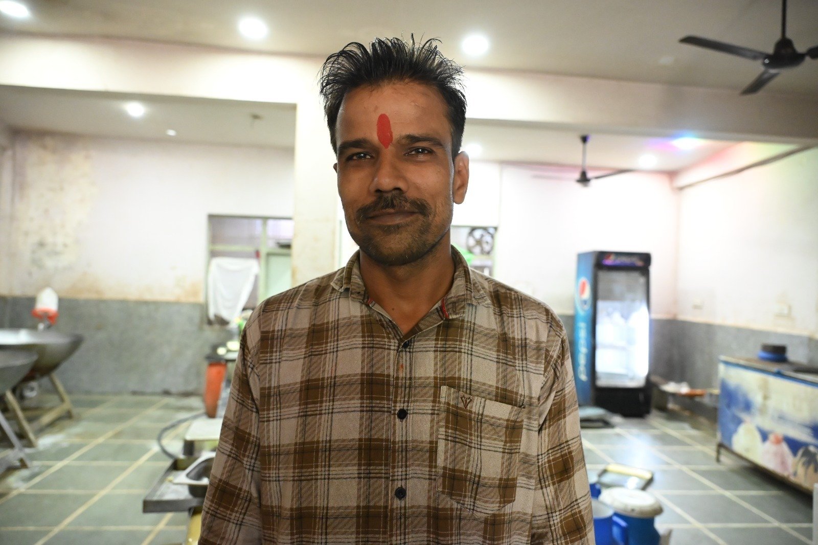पीएमएफएमई योजना से चड्डा होटल के संदीप शर्मा बने उद्यमी, 18 लाख के ऋण से शुरू किया मिल्क प्रोसेसिंग प्लांट, 8 स्थानीय युवाओं को भी दिया रोजगार / Shivpuri News