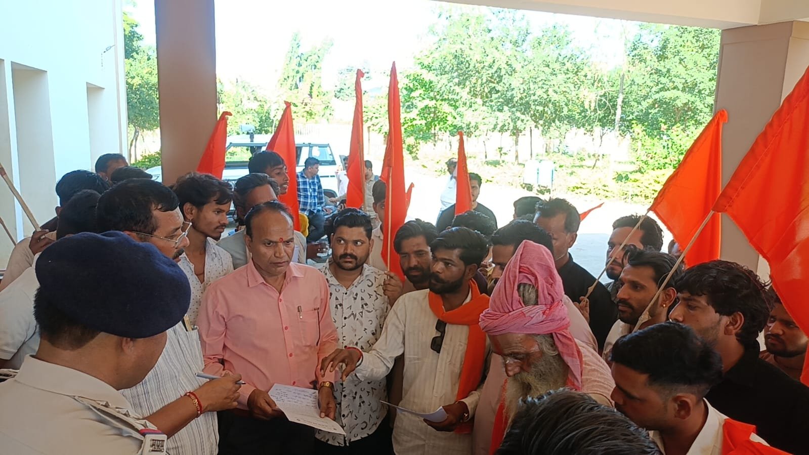 हनुमान मंदिर के सामने से कब्रिस्तान हटाने की मांग, नवरात्र में सुरक्षा व्यवस्था को लेकर विहिप-बजरंग दल ने सौंपा ज्ञापन / Shivpuri News