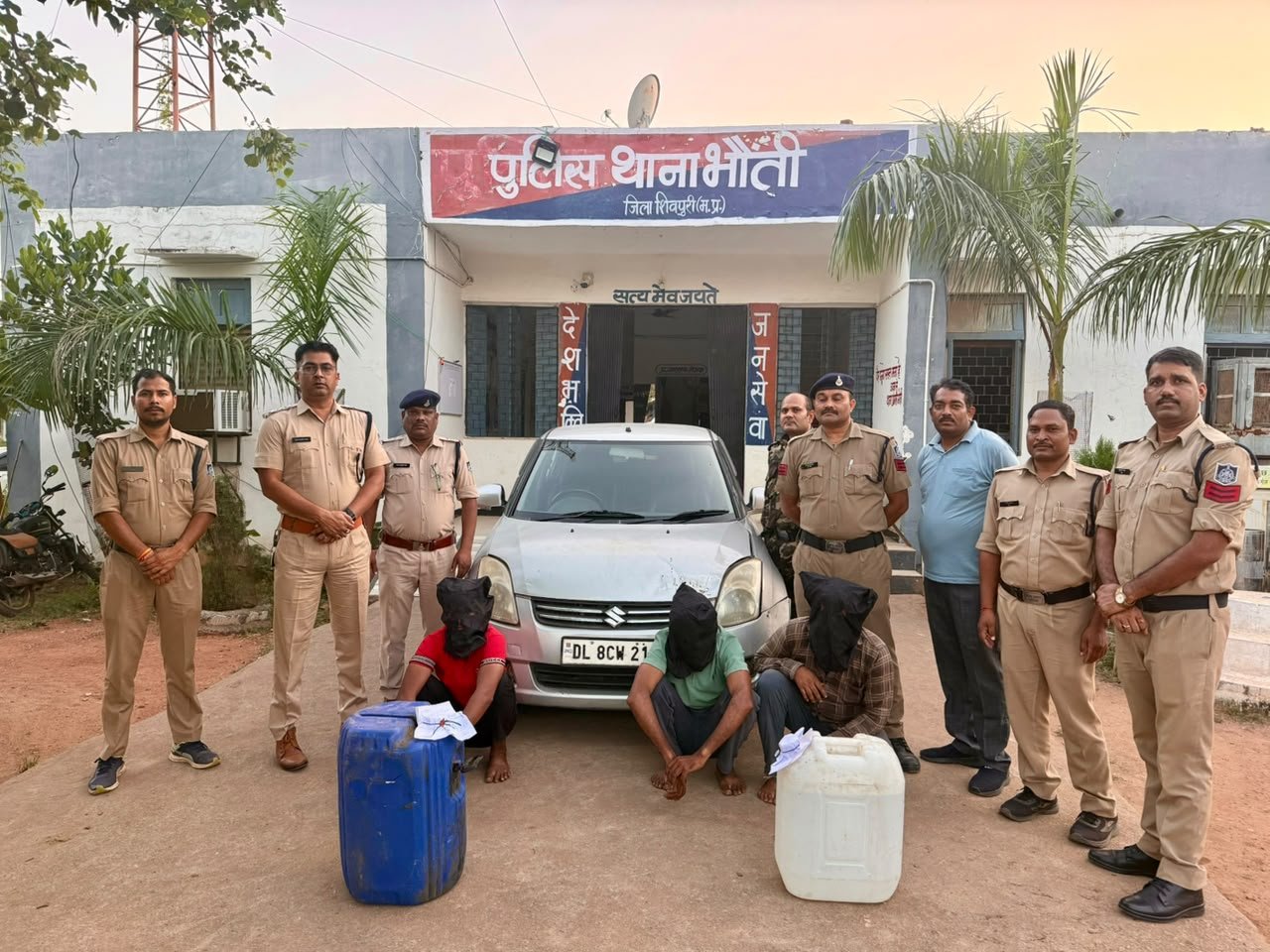भौंती पुलिस की बड़ी कार्रवाई: स्विफ्ट डिजायर कार की डिग्गी से 80 लीटर कच्ची शराब के साथ 3 गिरफ्तार, 3.36 लाख का माल जब्त / Shivpuri News