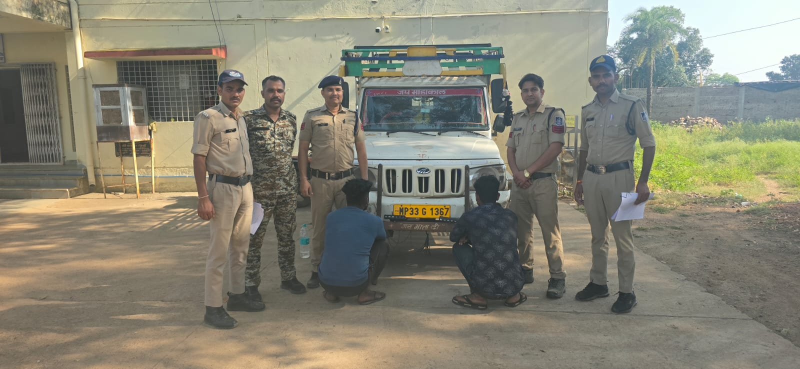 चैनसिंह तंवर और वीरू केवट गिरफ्तार, इंदार पुलिस ने चोरी की भैंसों व बोलेरो पिकअप सहित 9.50 लाख का मशरूका किया बरामद / Shivpuri News