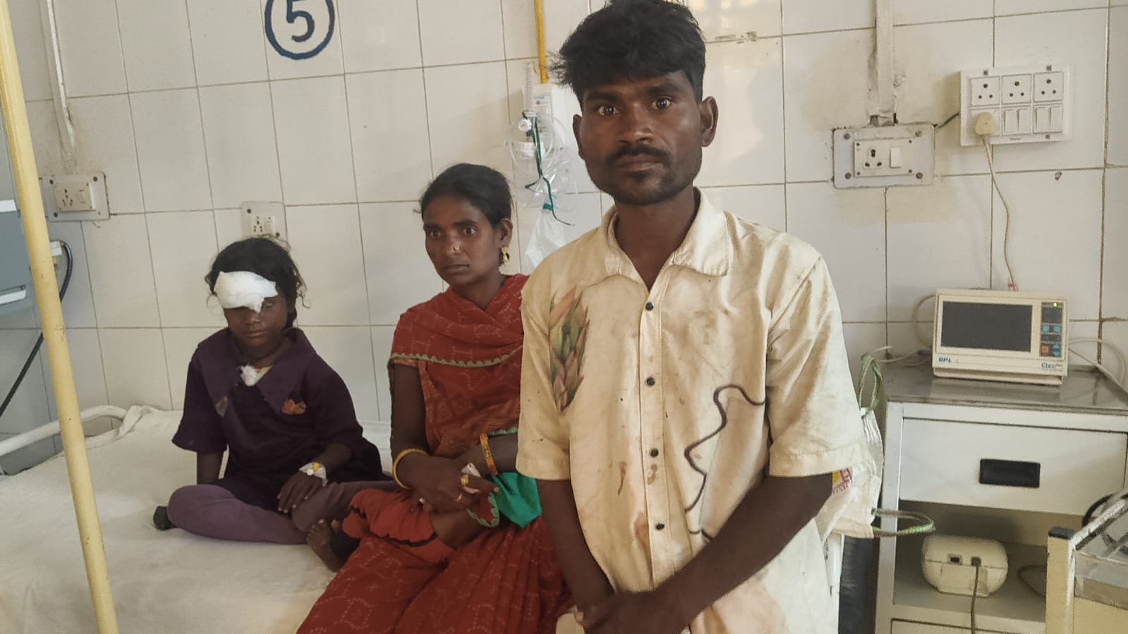 पोहरी के ककरा गांव में आवारा कुत्ते का हमला, 7 साल की अवनी के चेहरे और मुंह को नोचा, 8 टांके लगे / Shivpuri News