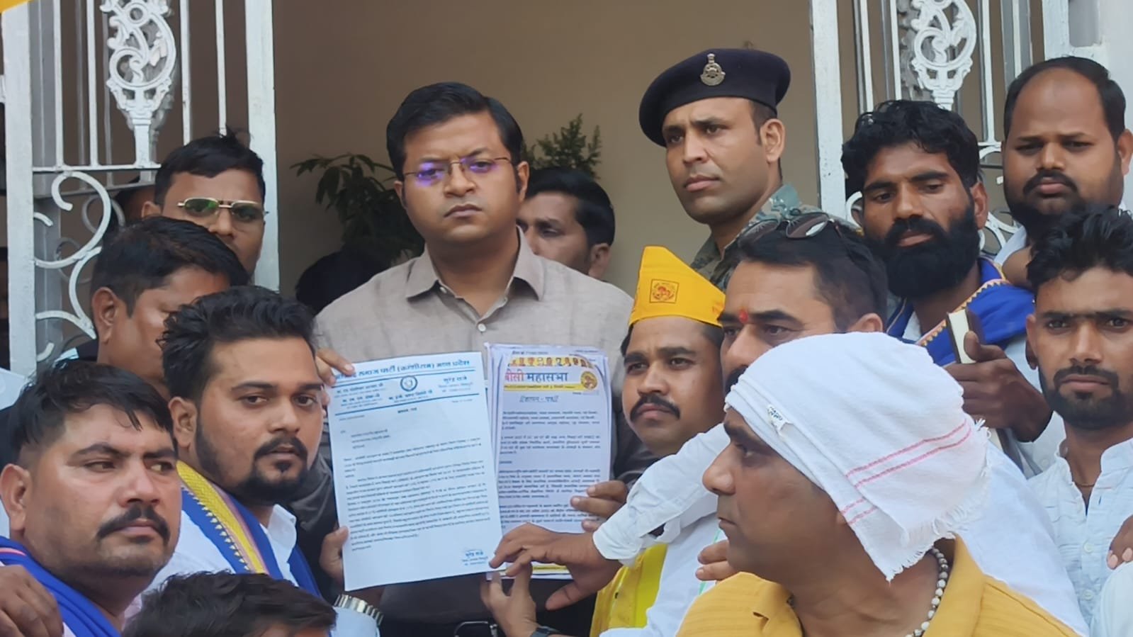 शिवपुरी में OBC आरक्षण को लेकर आंदोलन की तैयारी, 27% आरक्षण बहाल करने की मांग; OBC महासभा और आजाद समाज पार्टी ने राष्ट्रपति, राज्यपाल व मुख्यमंत्री के नाम सौंपे ज्ञापन / Shivpuri News