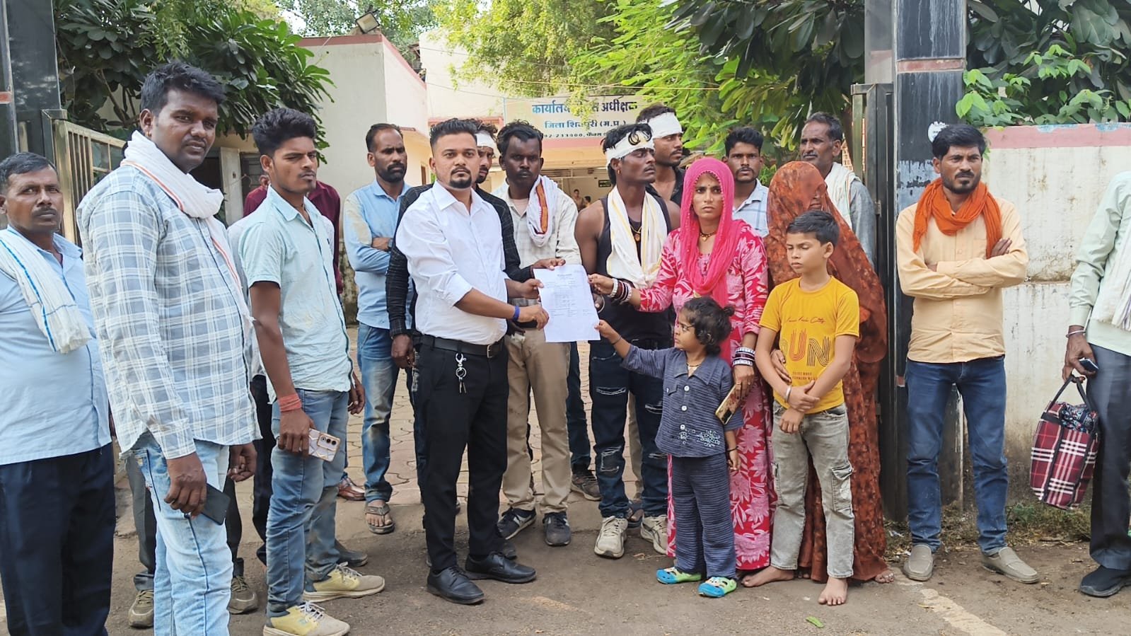 चंदौरा में कमलसिंह जाटव के परिवार पर हमले का आरोप, 50 हजार नकदी और जेवर ले जाने का दावा; SP से लगाई सुरक्षा की गुहार / Shivpuri News