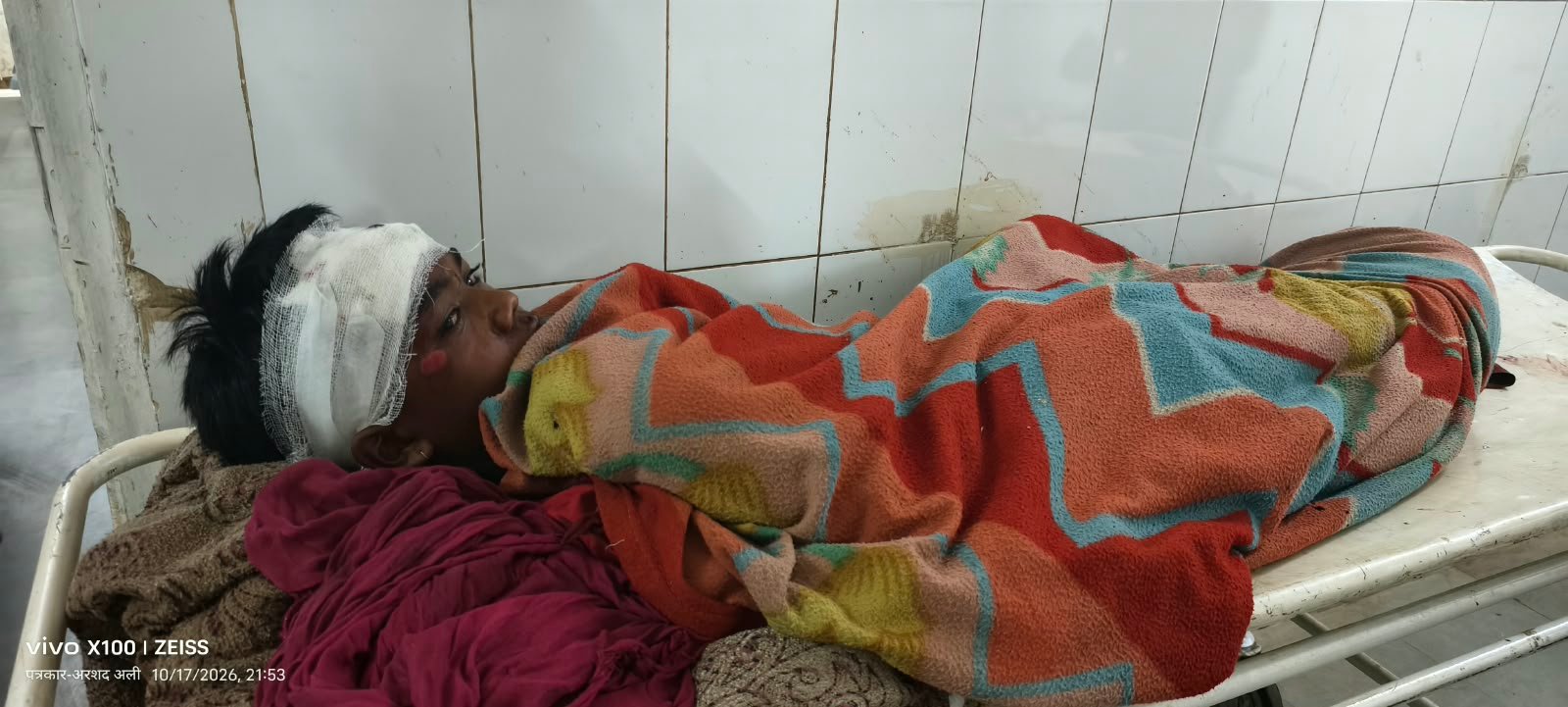 शिवपुरी में बजरी खाली करते समय डंपर में फंसे बिजली के तार, आदिवासियों के झोपड़ों पर गिरे तार; 8 साल की बच्ची समेत 4 लोग करंट की चपेट में, जिला अस्पताल में भर्ती / Shivpuri News