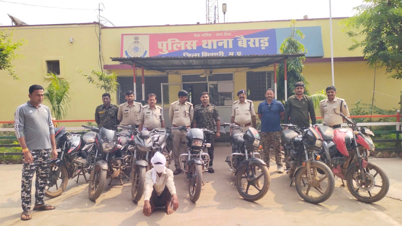 महादेव घाटी के जंगल में छुपा कर रखी थीं 7 चोरी की बाइक, बैराड़ TI सुरेश शर्मा ने 8 लाख के माल सहित आरोपी गिरफ्तार / Shivpuri News