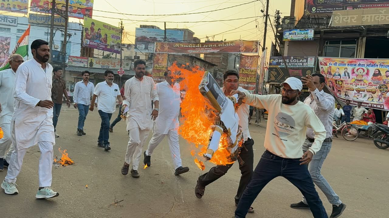 शिवपुरी में कांग्रेस का प्रदर्शन: मुख्य चुनाव आयुक्त ज्ञानेश कुमार का पुतला दहन कर जताया विरोध, राजेंद्र सिंह गुर्जर और लक्ष्मण सिंह रावत ने किया नेतृत्व / Shivpuri News