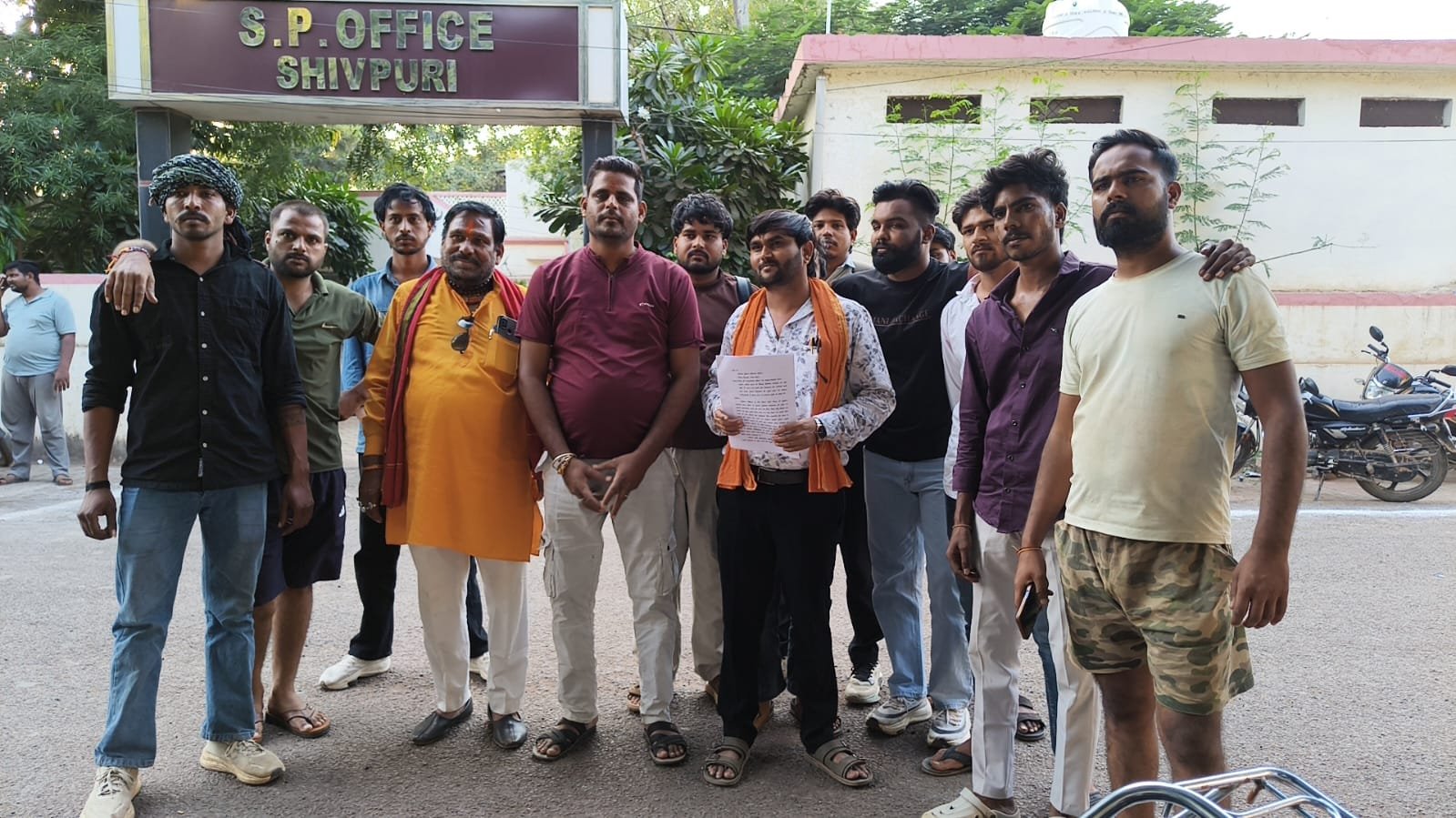 कब्रिस्तान भूमि विवाद और प्रिंस प्रजापति को धमकी से उपजा तनाव, टीआई को हटाने पर रोष, शाबिर खान को गुंडा लिस्ट में जोड़ने की मांग / Shivpuri News