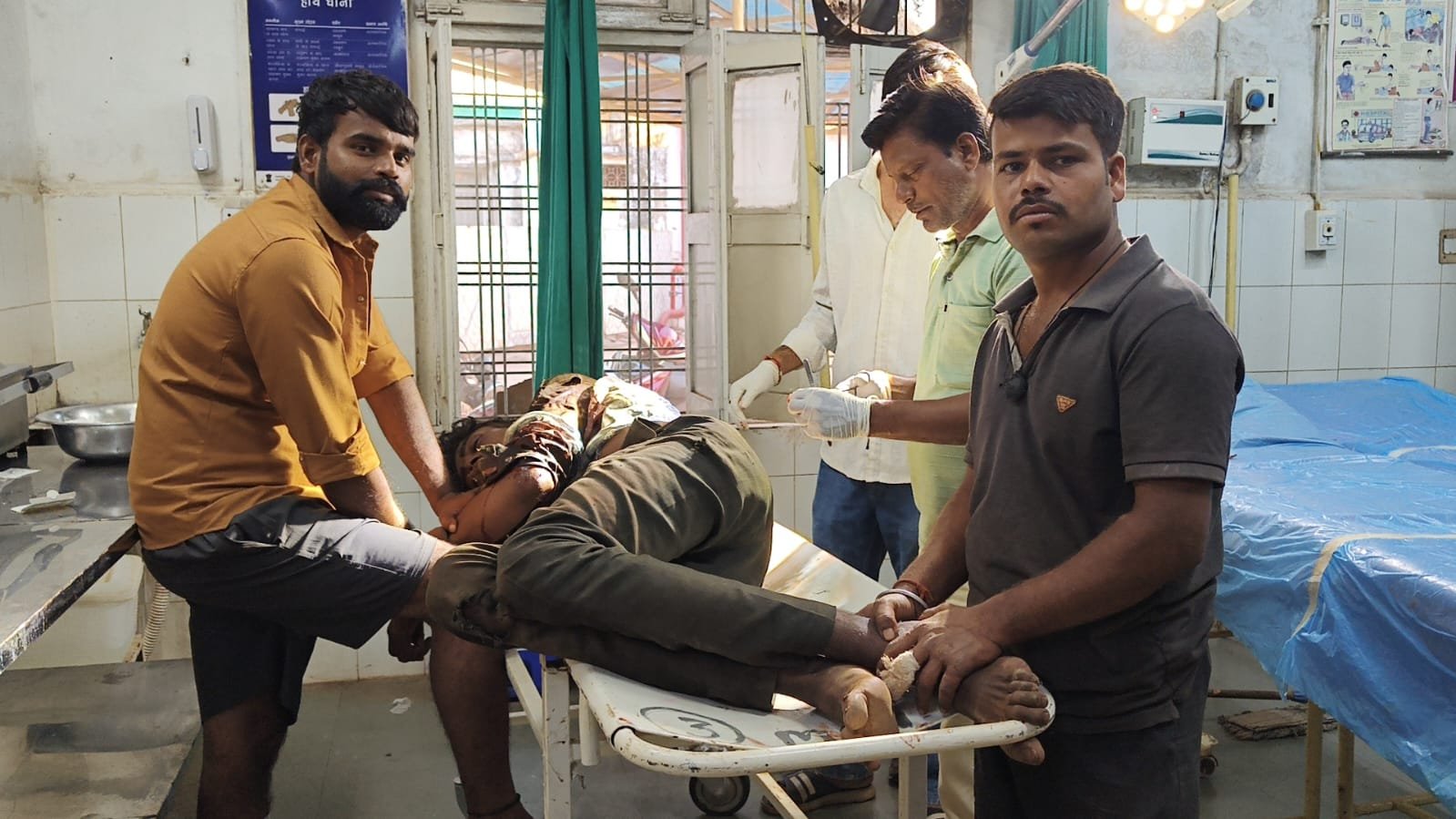 कोलारस में होटल पर पानी पीने रुके मजदूर परिवार को ट्रक ने मारी टक्कर, पति घायल; जिला अस्पताल में इलाज जारी / Shivpuri News