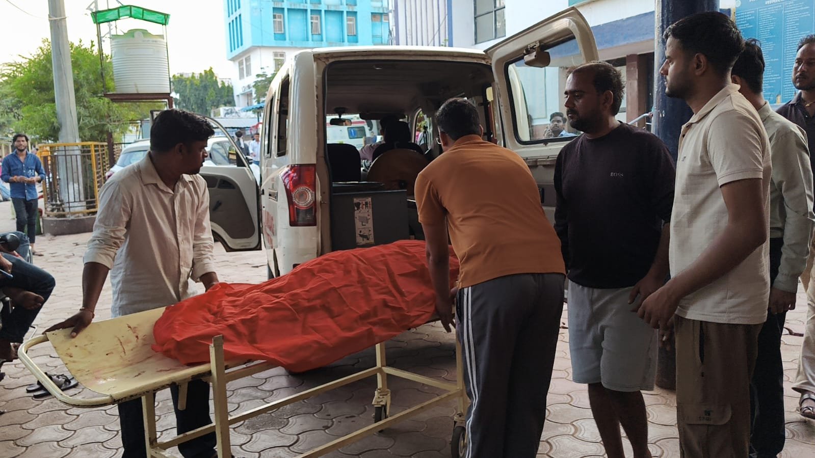 कोलारस में होटल पर पानी पीने रुके मजदूर परिवार को ट्रक ने मारी टक्कर, पति घायल; जिला अस्पताल में इलाज जारी / Shivpuri News