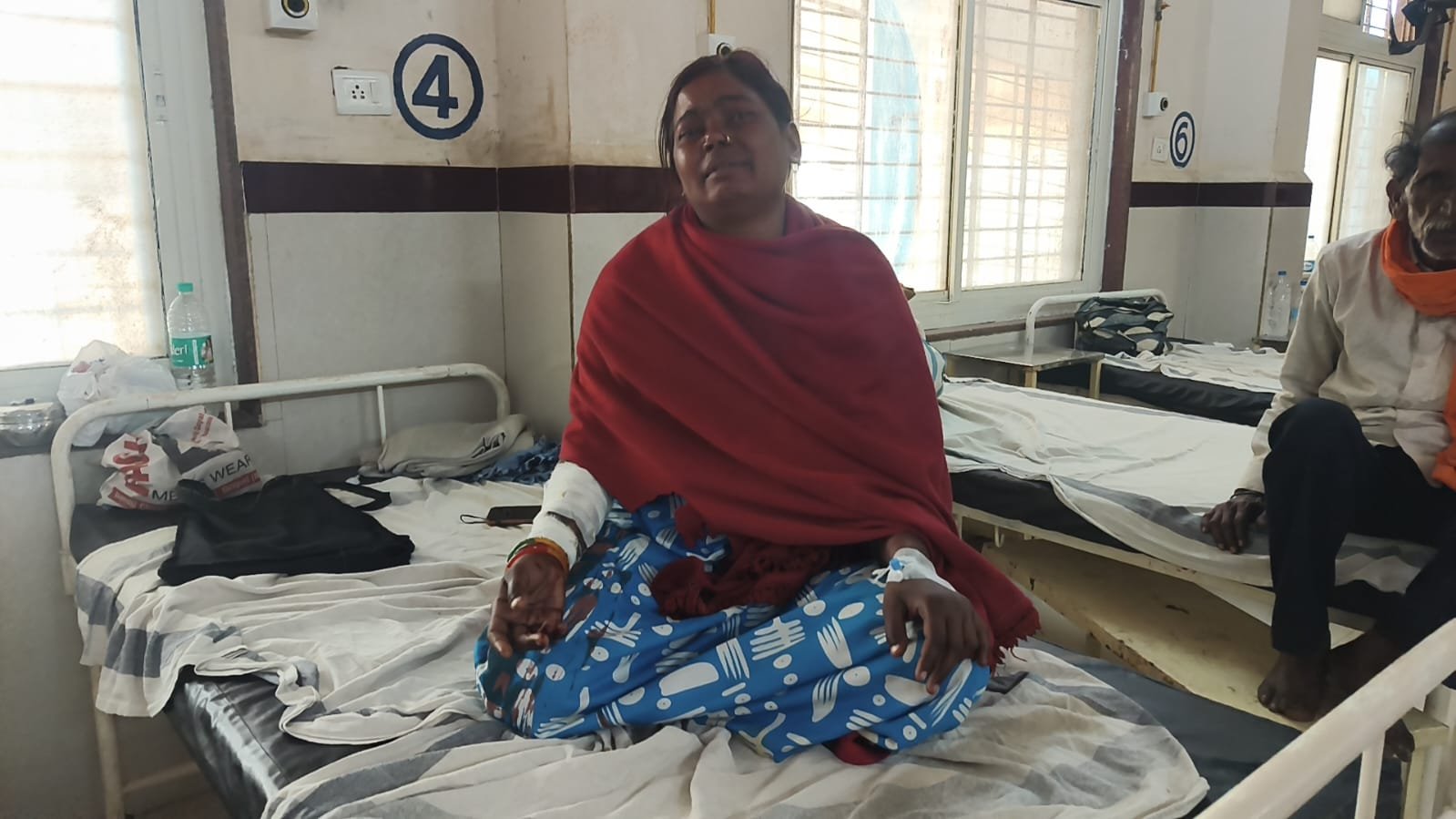 शिवपुरी में दहेज की मांग को लेकर प्रताड़ना का आरोप, महिला के गले पर ब्लेड से हमला, बचने हाथ बढ़ाया तो हाथ कटा / Shivpuri News