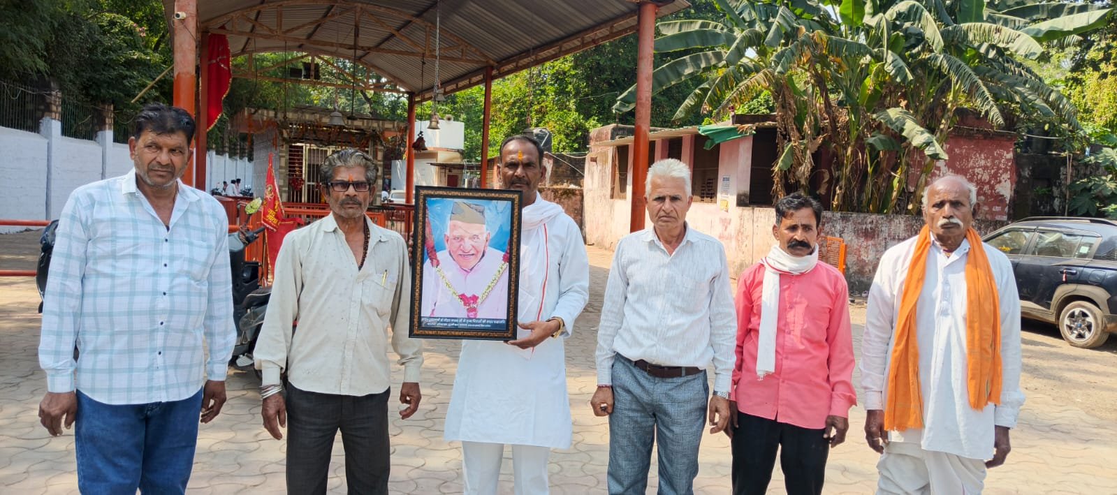 पारिवारिक संबंधों के चलते CM मोहन यादव के पिता को श्रद्धांजलि देने 11 दिन की पैदल यात्रा पर निकले मुकेश पाल / Shivpuri News