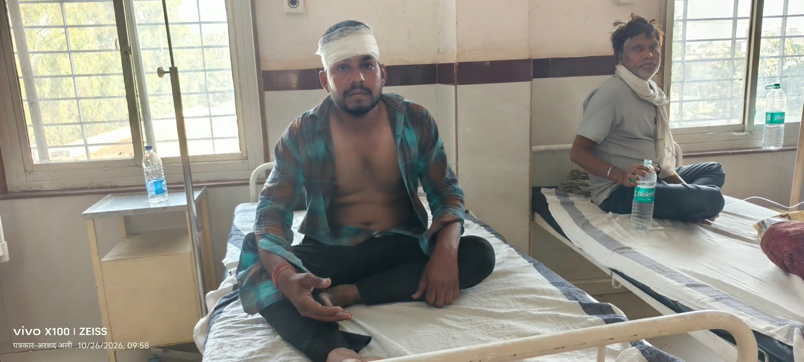 सिगरेट के 24 रुपये मांगने पर विवाद, आनंद यादव पर दुकानदार को लट्ठ मारकर घायल करने का आरोप / Shivpuri News
