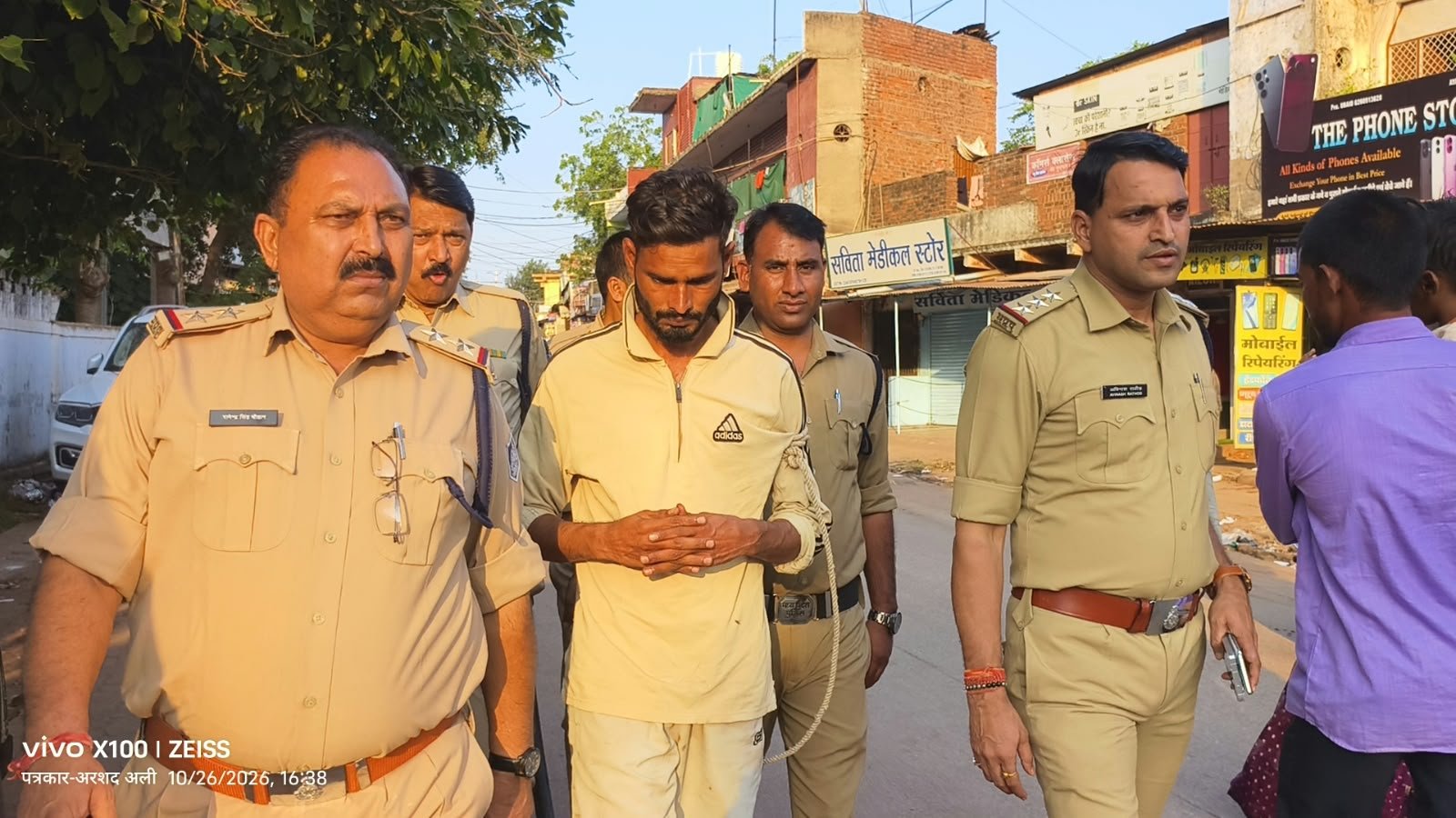 विष्णु मंदिर के पास युवती से छेड़छाड़ का विरोध करने पर मारपीट, बृजेन्द्र गुर्जर गिरफ्तार; 3 आरोपी फरार / Shivpuri News