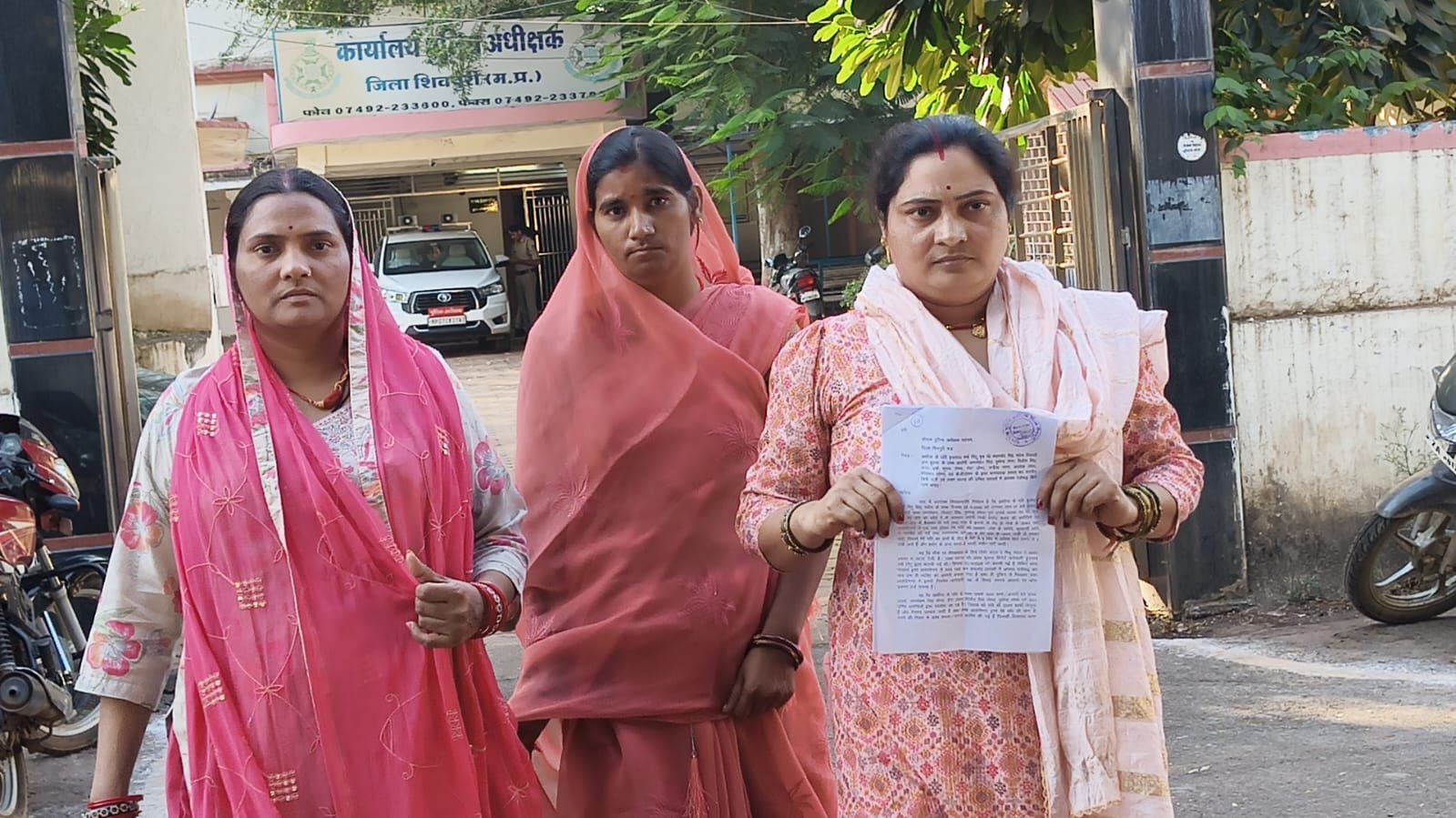 सोते से उठाकर पति को स्कॉर्पियो-डस्टर से ले गए, तलवार-कुल्हाड़ी से हमला कर गाड़ी से टक्कर मारने का आरोप; 9 लोगों पर कार्रवाई की मांग / Shivpuri News