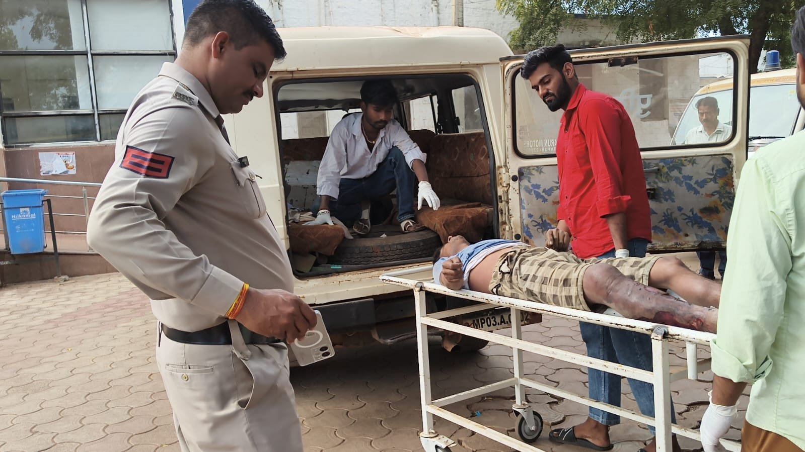 घोड़ा चौराहे पर मिला युवक का शव, जेब से मिले आधार कार्ड से हुई पहचान की कोशिश; कोतवाली पुलिस जांच में जुटी / Shivpuri News