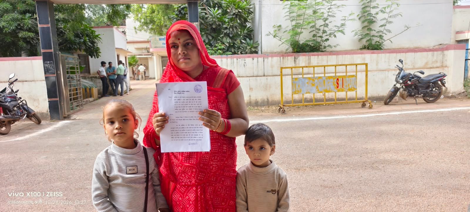 सीहोर में महिला का आरोप: शराब पीकर पति ने तोड़े घर के सामान, 5 हजार और जेवर ले जाने का दावा; 3 बच्चों संग SP से लगाई सुरक्षा की गुहार / Shivpuri News