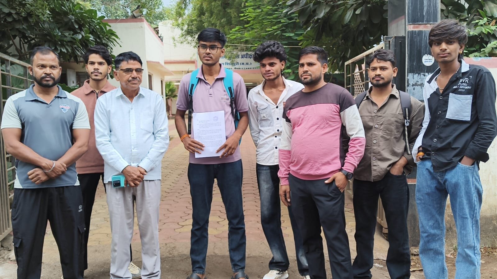 PG कॉलेज की लाइब्रेरी में बवाल: LLB छात्र को जातिसूचक गाली देकर बेल्ट से पीटने का आरोप, थाने में भी धमकाने की शिकायत / Shivpuri News