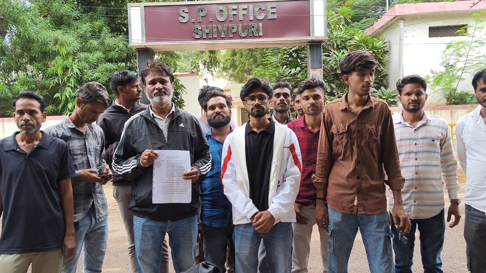 सालोदा में मंदिर को लेकर तनाव: भैरों बाबा के मंदिर के पाट तोड़ने और हनुमान जी की पूजा रोकने का आरोप, पुजारी को गोली मारने की धमकी / Shivpuri News