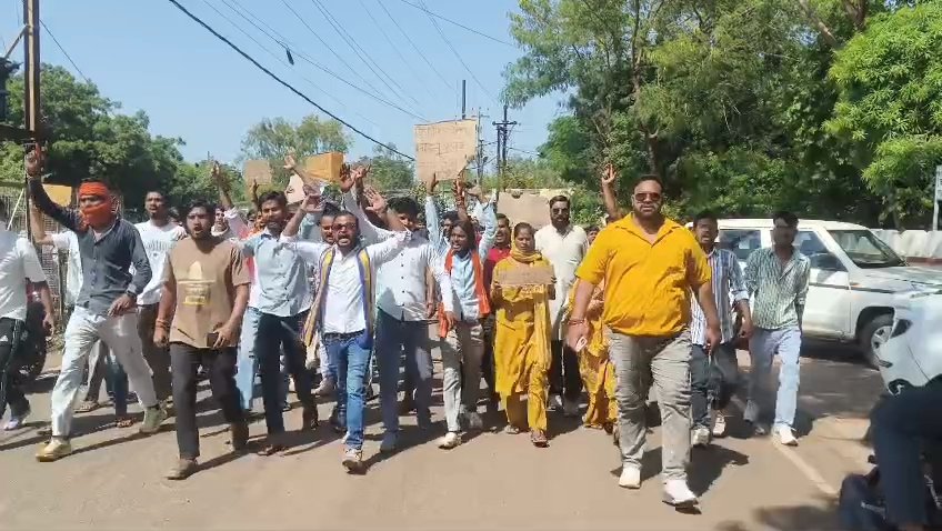 सुभाषपुरा थाने में मोनू रजक से मारपीट के आरोपों पर गरमाया मामला, 7 दिन का अल्टीमेटम; कार्रवाई नहीं हुई तो आंदोलन की चेतावनी / Shivpuri News