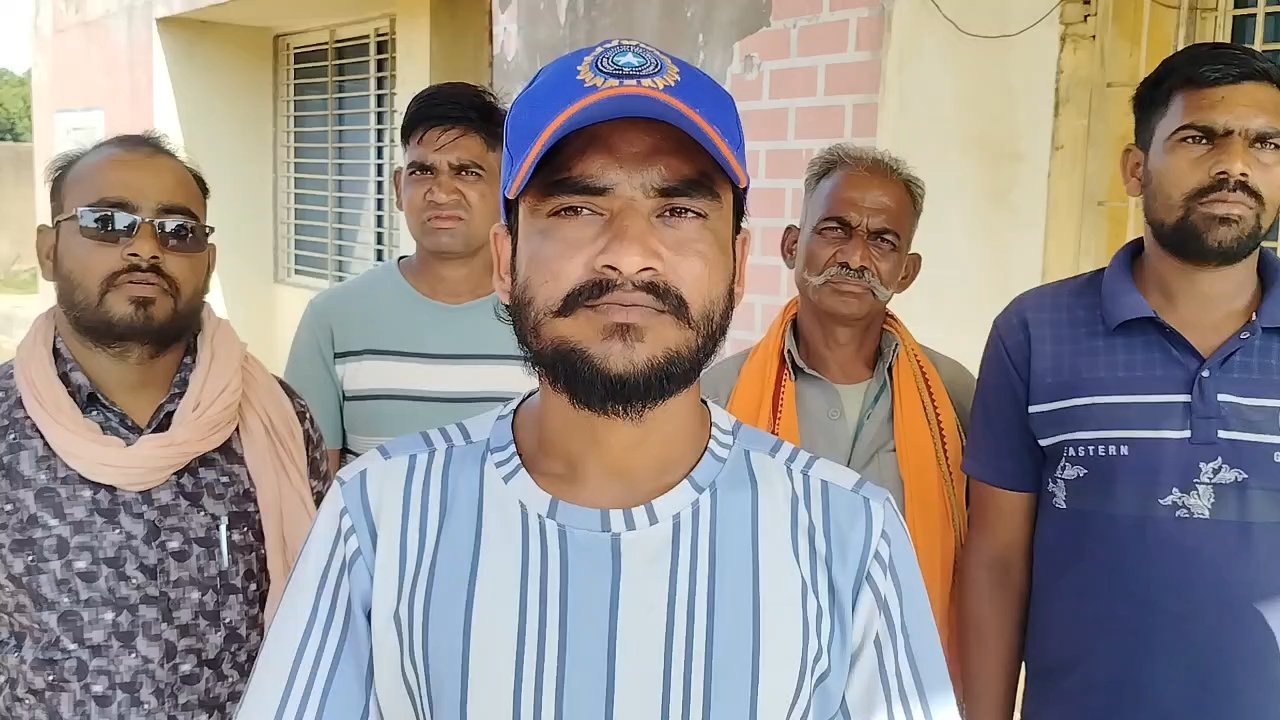 नोटिस में 7 अक्टूबर को बुलाया, अपना पक्ष रखने पहुंचे ग्रामीण तो तहसील पर लटका मिला ताला; शासकीय भूमि के नोटिस पर उठे सवाल / Shivpuri News