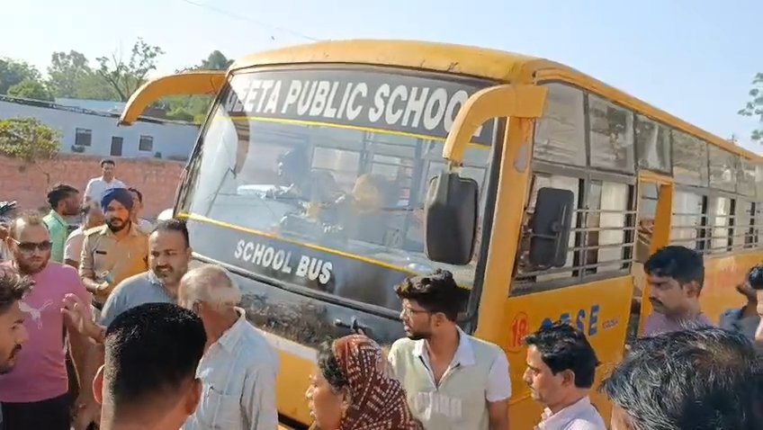 फतेहपुर में स्कूल बस की टक्कर से साइकिल सवार छात्र घायल, स्कूटी और साइकिल क्षतिग्रस्त / Shivpuri News