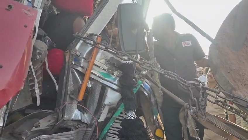 फोरलेन पर दो ट्रकों की भीषण भिड़ंत, केबिन में बुरी तरह फंसा चालक; क्रेन से एक घंटे बाद निकाला / Shivpuri News
