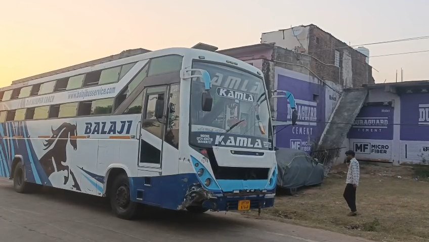 बालाजी बस ने बाइक सवार रविंद्र सिंह लोधी को रौंदा, इलाज के दौरान मौत; मेडिकल कॉलेज में हुआ पोस्टमार्टम / Shivpuri News