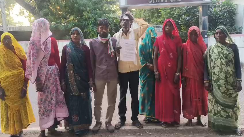 टमाटर की फसल में भैंस घुसाने के आरोप पर खूनी संघर्ष: राजेश कुशवाह के सिर में कुल्हाड़ी मारने का आरोप, 6-7 टांके आए; SP से लगाई सुरक्षा की गुहार / Shivpuri News