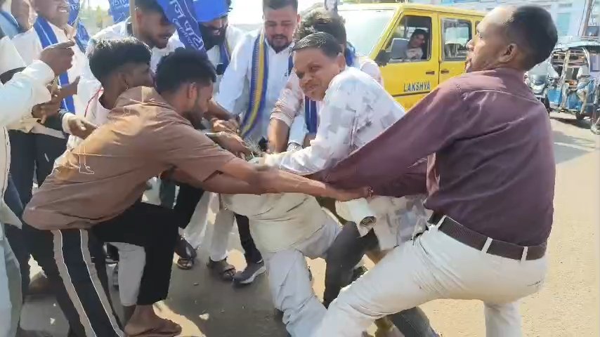 27% आरक्षण की मांग को लेकर माधव चौक पर OBC महासभा और आजाद समाज पार्टी ने किया पुतला दहन, मध्यप्रदेश बंद का आह्वान / Shivpuri News