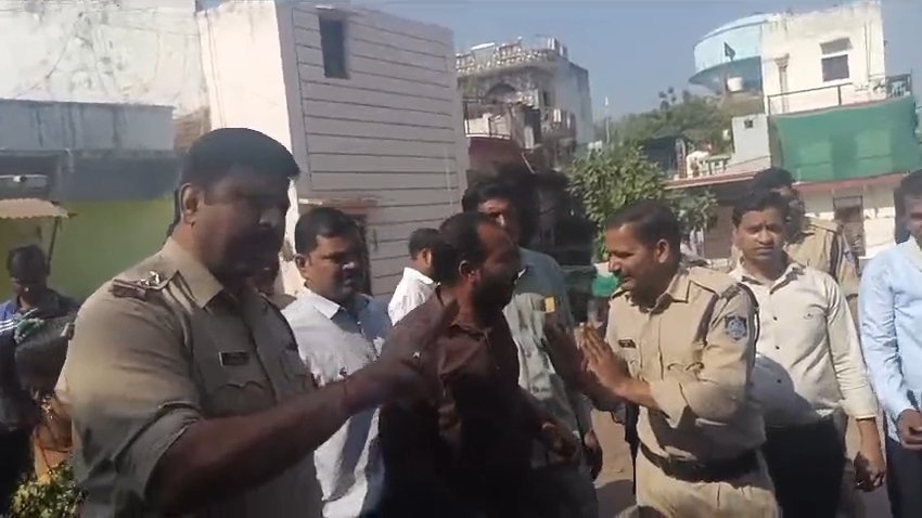 राधा धाकड़ की मौत पर देहात थाने में हंगामा, ससुराल पक्ष पर दहेज प्रताड़ना का आरोप; शव कार में रखकर जाने लगे परिजन तो पुलिस ने रोका / Shivpuri News