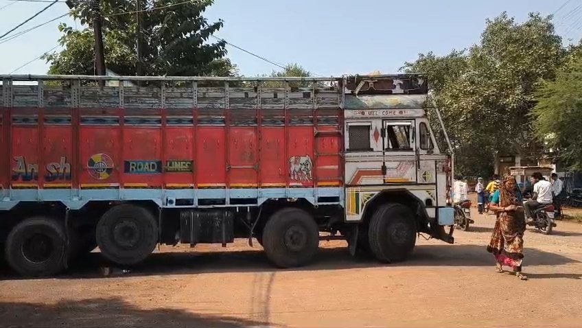 नो एंट्री में दौड़ते ईंटों से भरे ट्रक पर चढ़ने की कोशिश, हाथ छूटा तो पहिए के नीचे आया मजदूर / Shivpuri News