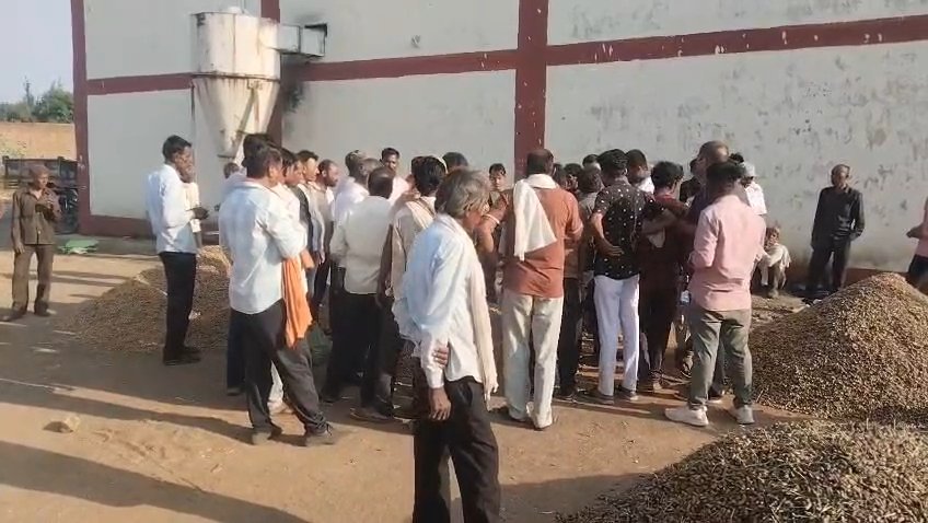 खनियांधाना में कृषि उपज मंडी से शुरुआत: मूंगफली की डाक बोली प्रारंभ, किसानों से मंडी में ही उपज बेचने की अपील / Shivpuri News