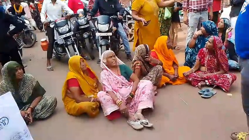 गांधी चौक पर अतिक्रमण हटाने पहुंची JCB, जोगी पटवाओं ने किया चक्काजाम; दिवाली तक मिली मोहलत, बाद में बस स्टैंड पर होगी शिफ्टिंग / Shivpuri News