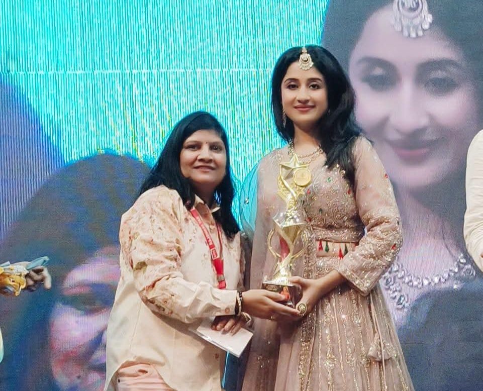 ग्वालियर में बिजनेस ब्यूटी आइकॉन अवार्ड शो, टीवी एक्ट्रेस परिधि शर्मा ने आरती जैन को किया सम्मानित / Gwalior News