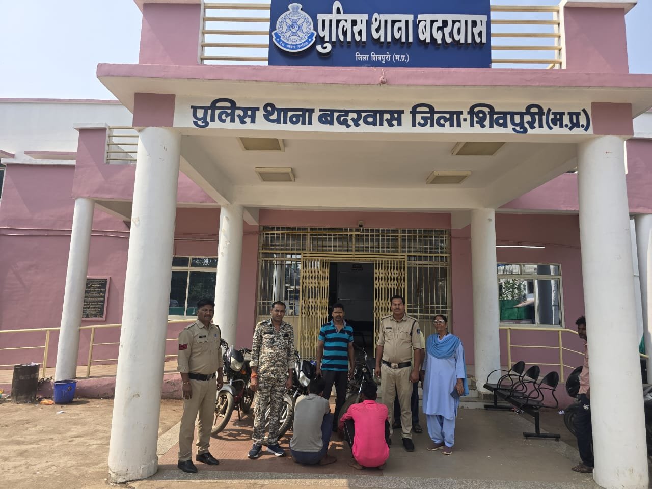 बदरवास पुलिस की कार्रवाई: दो आरोपी गिरफ्तार, चोरी की तीन मोटरसाइकिलें बरामद; कीमत करीब 1.40 लाख रुपये / Shivpuri News