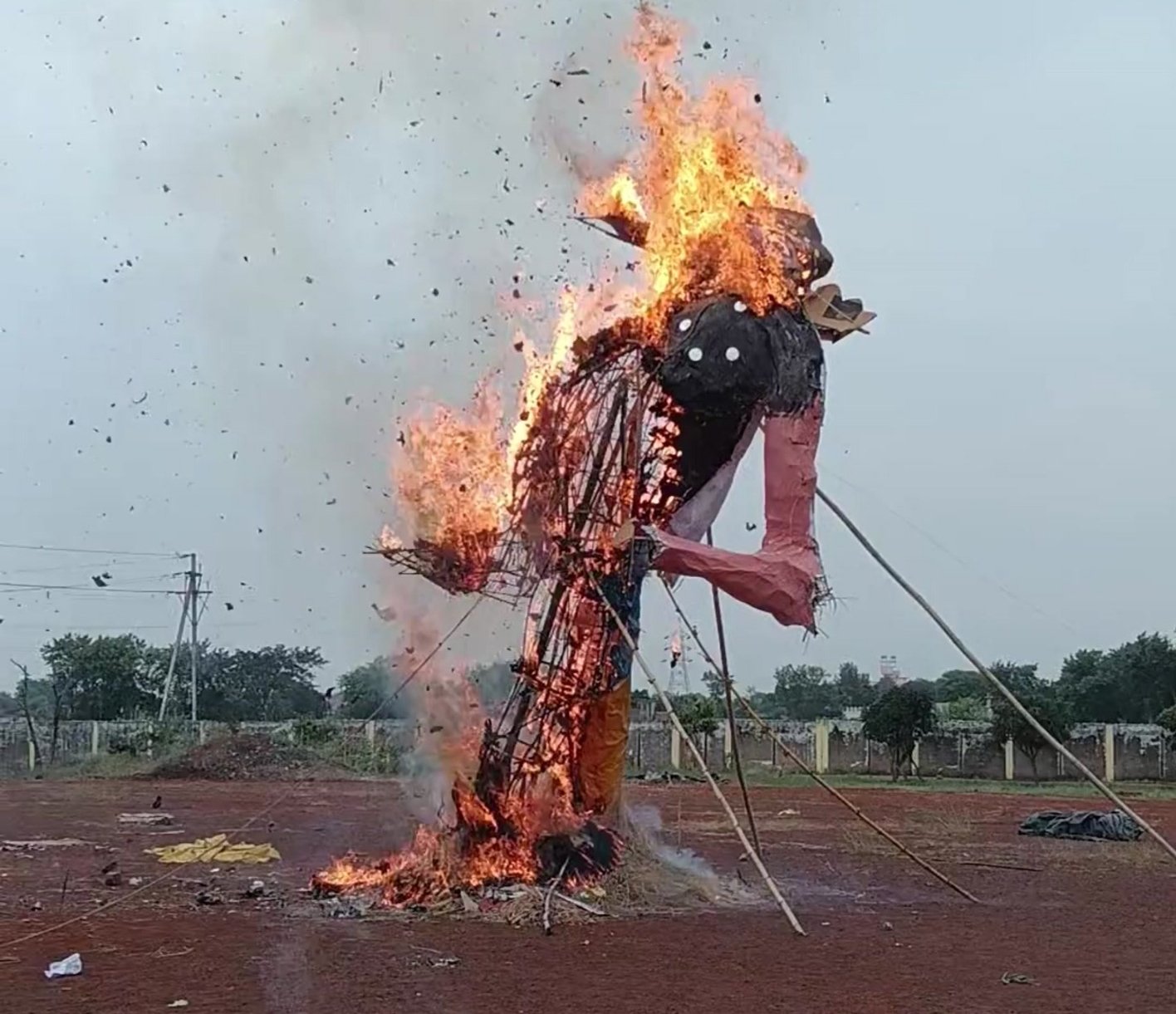 गुरु नानक इंटरनेशनल स्कूल में 30 फीट ऊंचे रावण का दहन, ‘जय श्रीराम’ के जयघोष से गूंजा परिसर / Shivpuri News