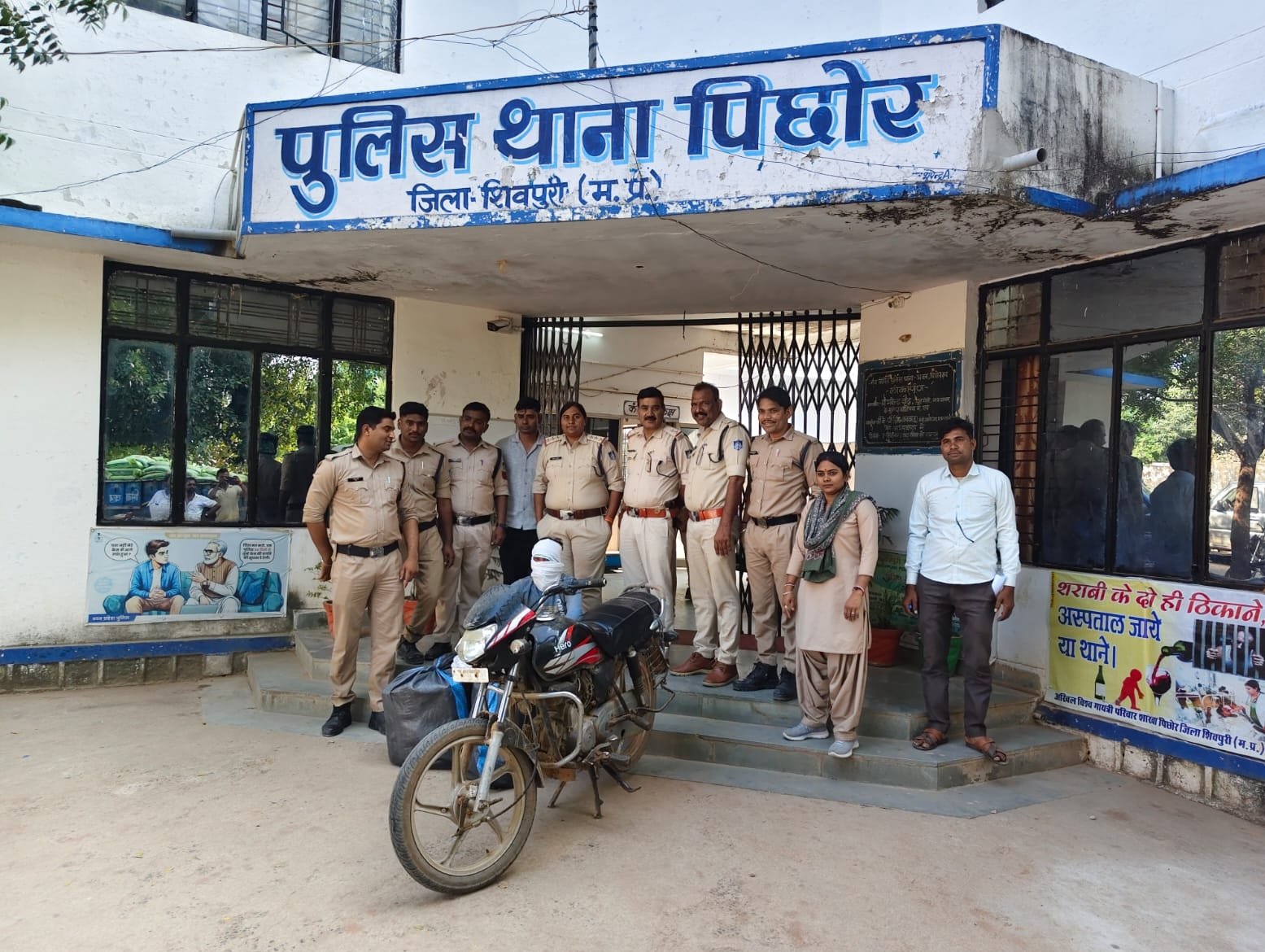 पिछोर में अवैध शराब तस्करी पर पुलिस का शिकंजा, पप्पू उर्फ प्रथम पाल गिरफ्तार; बाइक समेत 61 हजार का माल जब्त / Shivpuri News