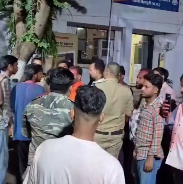 शिवपुरी में माता के पंडाल में बवाल: डीजे बंद कराने पहुंचे पुलिसकर्मियों पर शराब के नशे में लाठी चलाने का आरोप, थाने का घेराव / Shivpuri News
