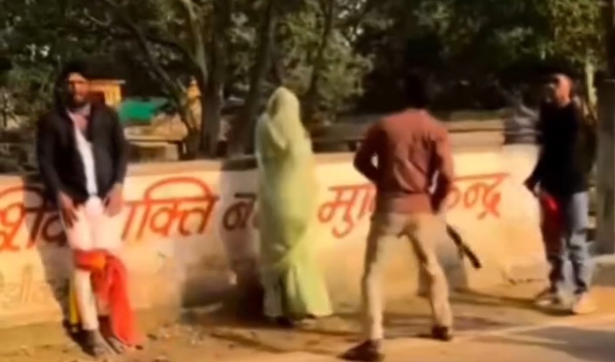 भदैया कुंड पर महिला और उसके दोस्त की बेल्टों से पिटाई, वीडियो वायरल; पति के खिलाफ केस दर्ज / Shivpuri News