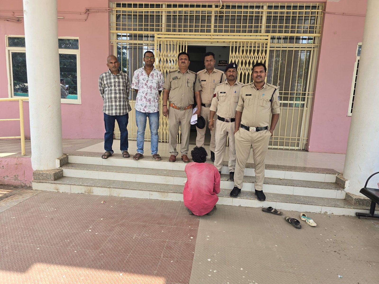 बदरवास पुलिस की कार्रवाई: 60 लीटर कच्ची शराब के साथ मदनलाल भील गिरफ्तार, 6 हजार की शराब जब्त / Shivpuri News