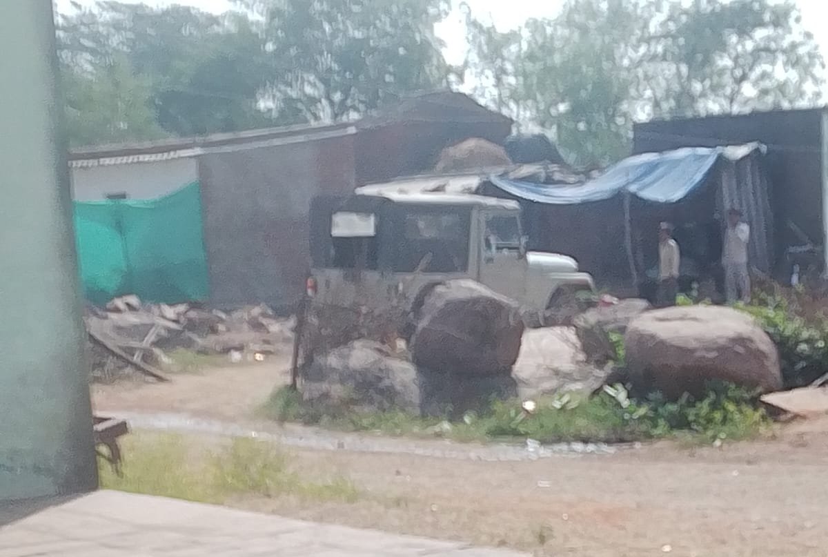 कुटावली में सरकारी स्कूल के पास अवैध शराब का विरोध करने पर महिलाओं से अभद्रता और मारपीट का आरोप, ग्रामीणों ने SP से लगाई गुहार / Shivpuri News